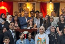 السفير التركي "صالح موطلو شن" بالقاهرة أثناء احتفاله وتكريمه للعائلات الفلسطينية والمصرية فى مقر إقامته