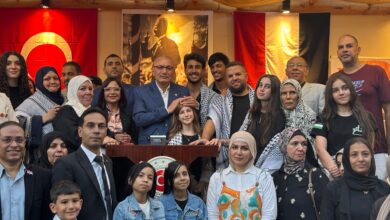 السفير التركي "صالح موطلو شن" بالقاهرة أثناء احتفاله وتكريمه للعائلات الفلسطينية والمصرية فى مقر إقامته